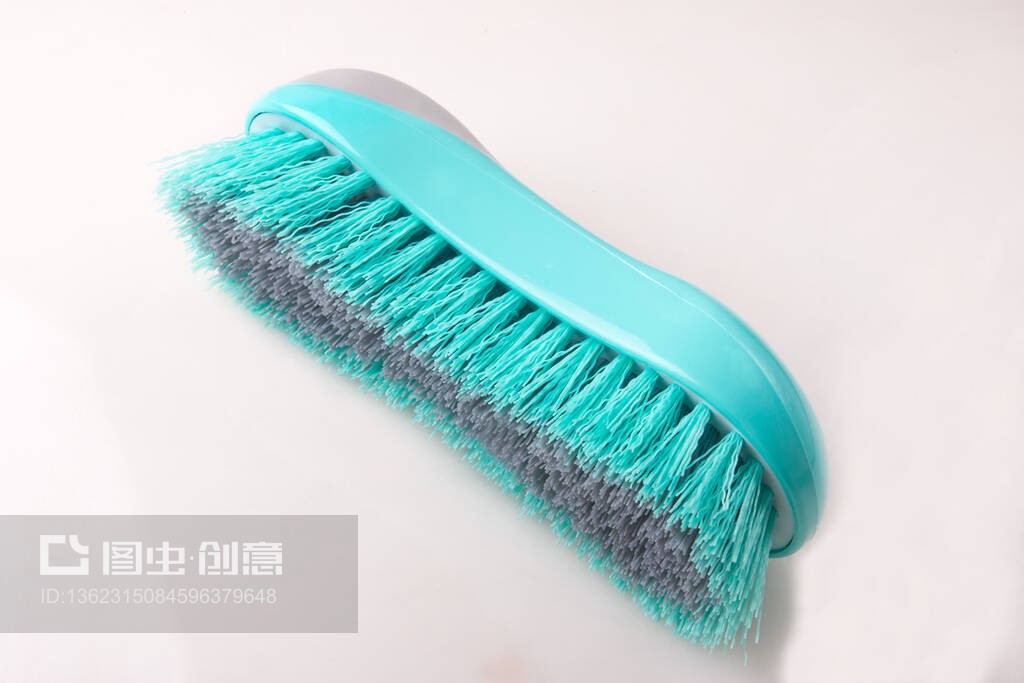 清潔地毯用塑料刷。家用合成刷子